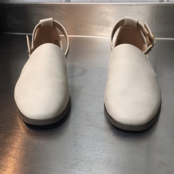 New WB Woman’s Journee Collection Elegant White Women's Heeled flats - Picture 2 of 6